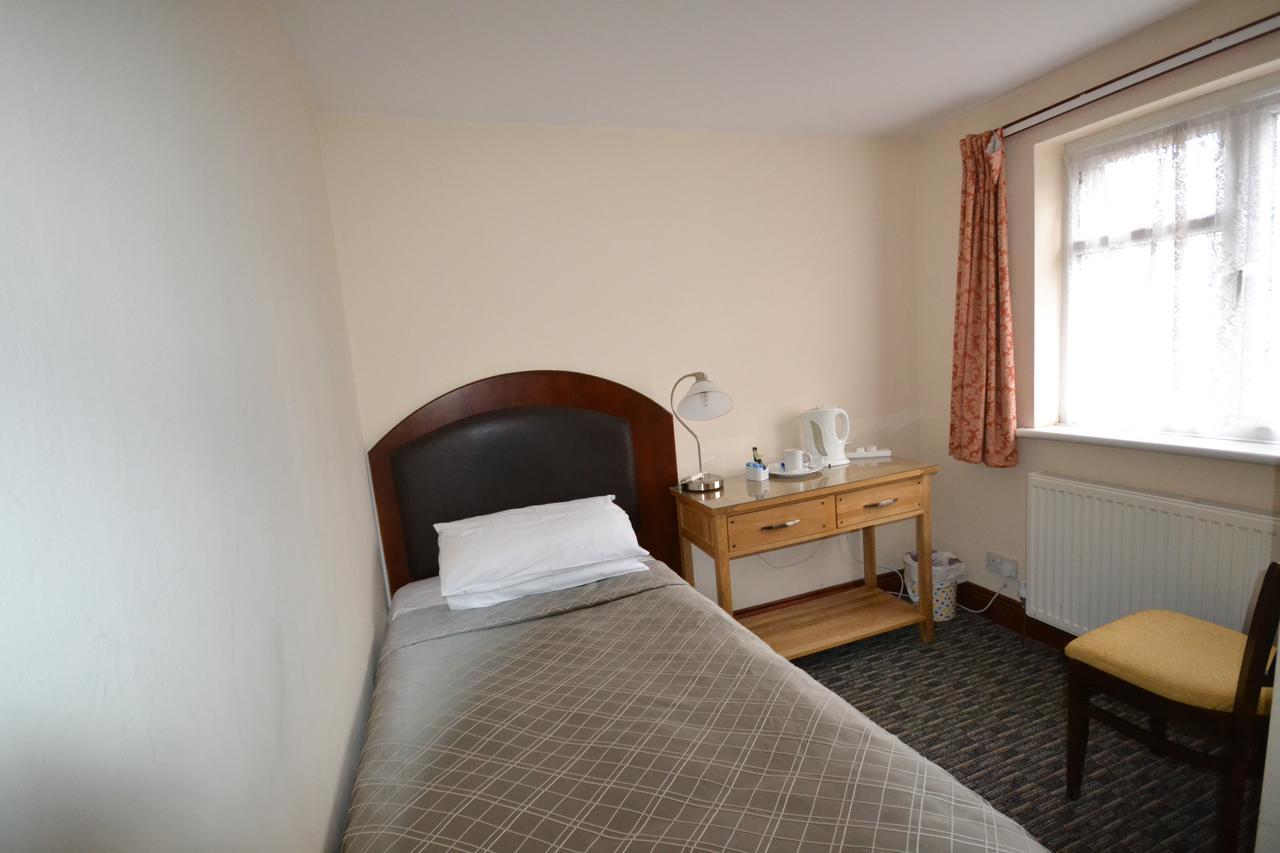 Airport Guest House Slough Exterior photo