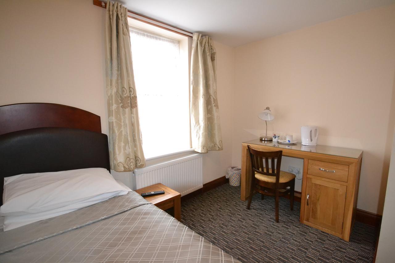 Airport Guest House Slough Exterior photo